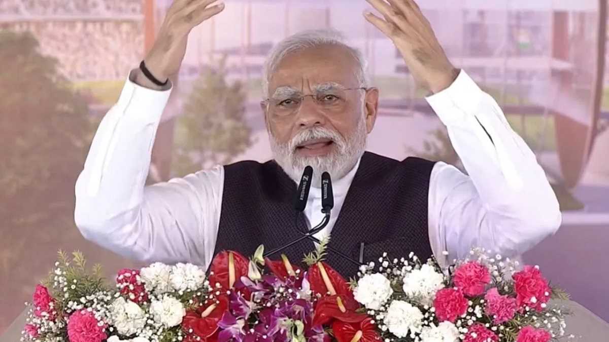 मोदी गुजरात की दो दिवसीय यात्रा पर अहमदाबाद पहुंचे